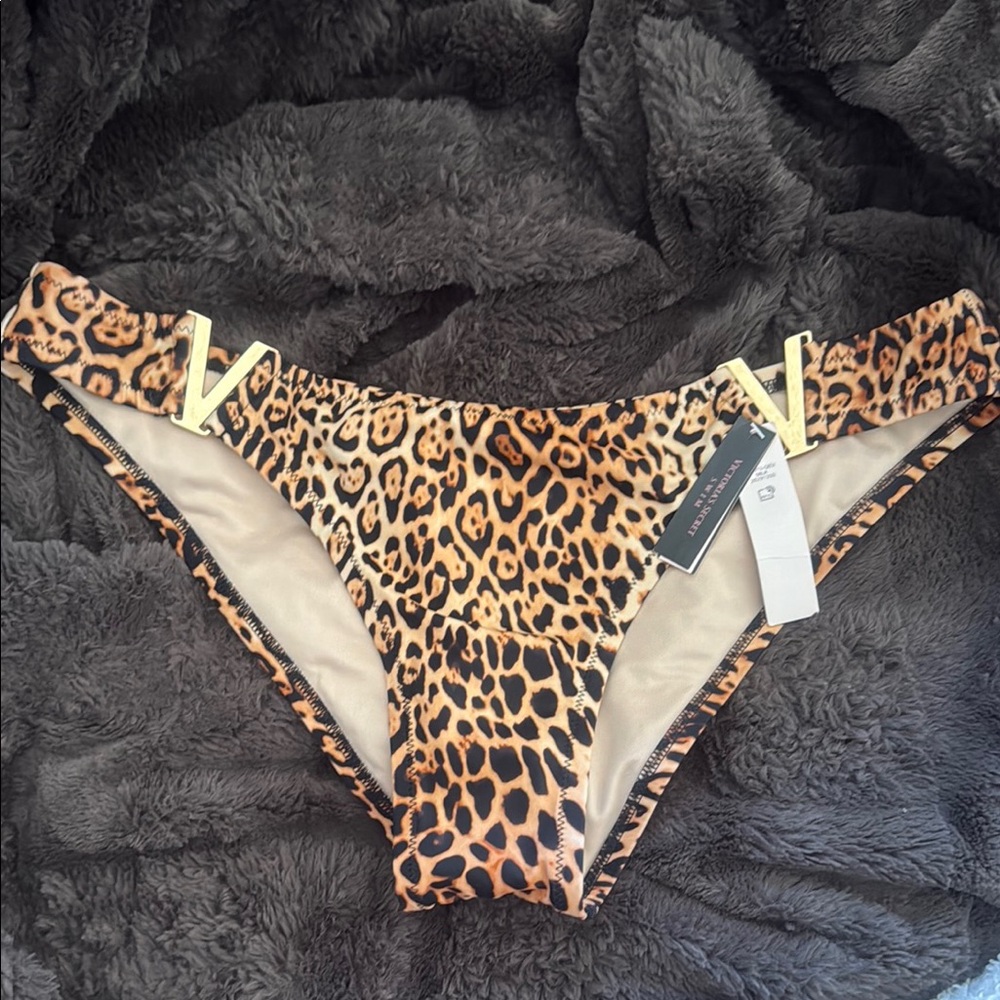 Victoria Secret large Leopard Print Bikini Bottoms
BAD bottoms super sexy ❤️